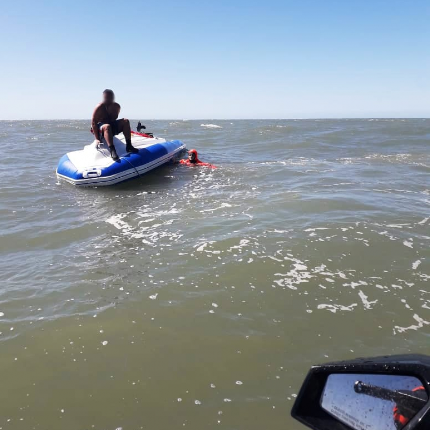 Verano Seguro: Prefectura rescató a tres personas que cayeron al agua en Río Negro