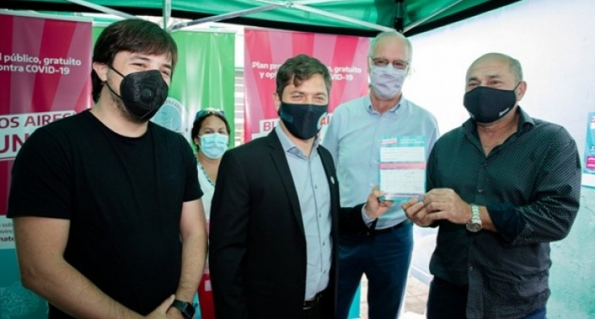Axel Kicillof y Mario Secco visitaron el operativo de vacunación en Ensenada