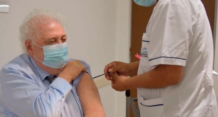 El presidente y el ministro de Salud recibieron la primera dosis de la vacuna contra el COVID-19
