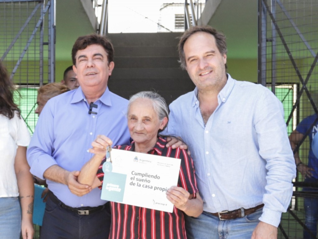 Fernando Espinoza y Santiago Maggiotti entregaron nuevas viviendas en La Matanza