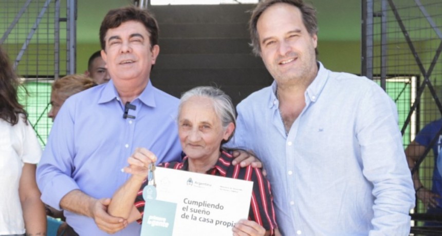 Fernando Espinoza y Santiago Maggiotti entregaron nuevas viviendas en La Matanza