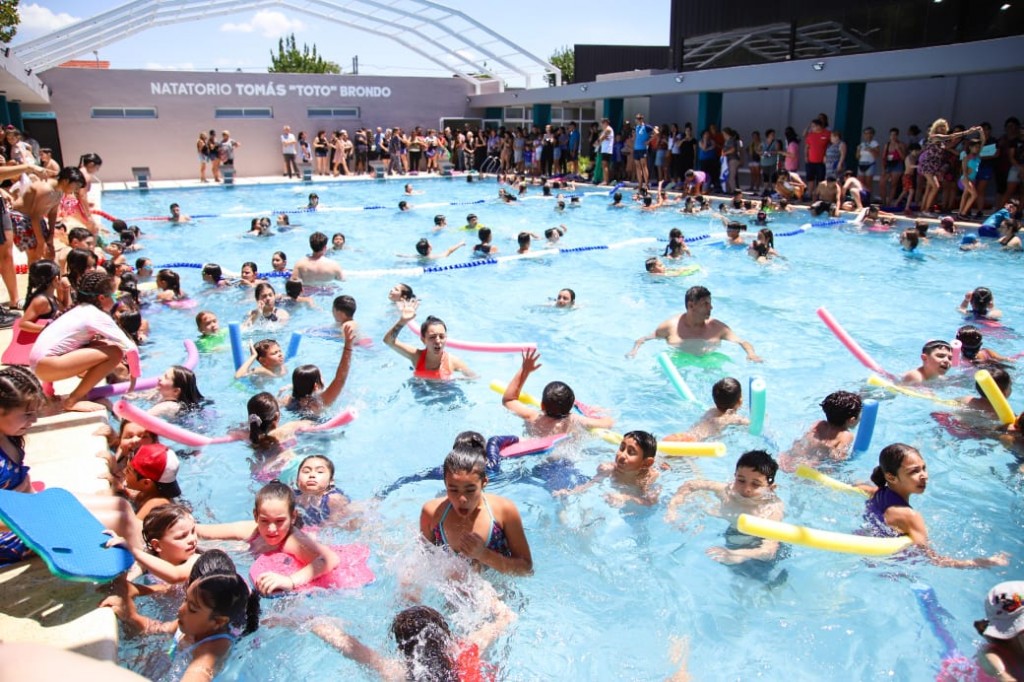 Avellaneda inauguró una pileta semiolímpica y amplió su oferta de colonias de verano