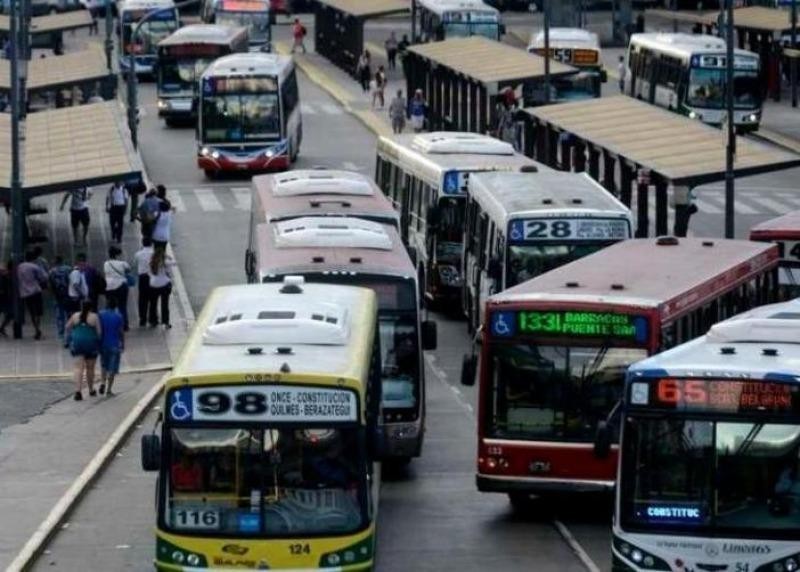 Colectivos del AMBA: reducen frecuencias en verano y aumento tarifario en debate