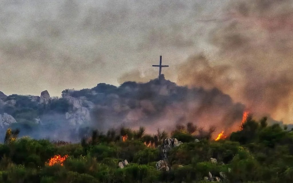 Incendios en Tandil: la Provincia desplegó un megaoperativo con helicópteros, autobombas y un avión hidrante