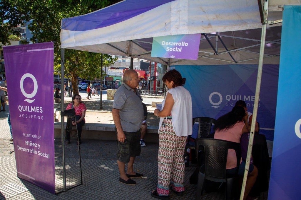 Quilmes Cerca: el Municipio sumó asistencia por el calor en su operativo en la plaza Yrigoyen