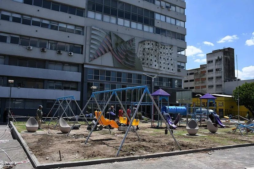 Morón pone en valor la Plaza de la Cultura con mejoras y nuevos juegos accesibles