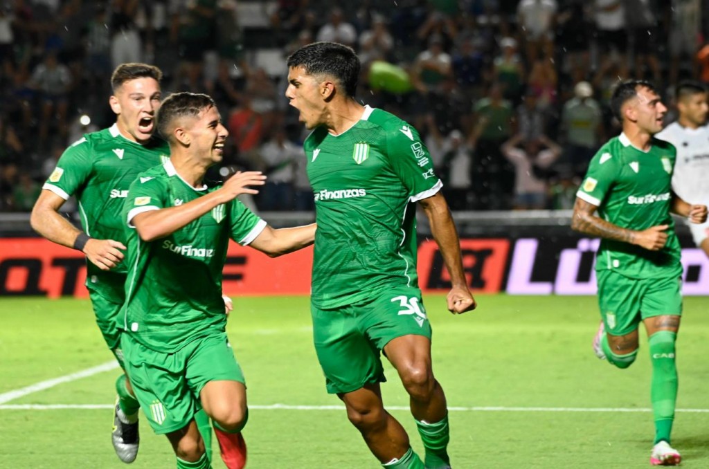 Banfield goleó 3-0 a Newell’s y mantiene el puntaje ideal en el Apertura