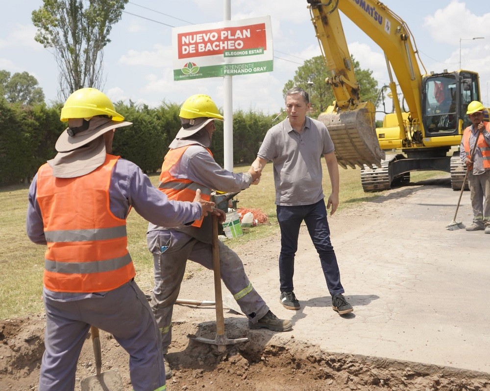 Fernando Gray supervisó obras de bacheo en Canning para mejorar la circulación