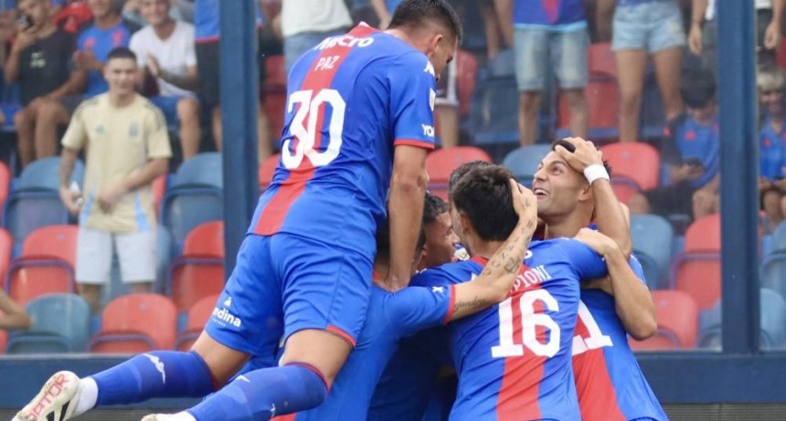 El campeón Vélez debutó con una goleada en contra y graves problemas en su retorno al fútbol argentino