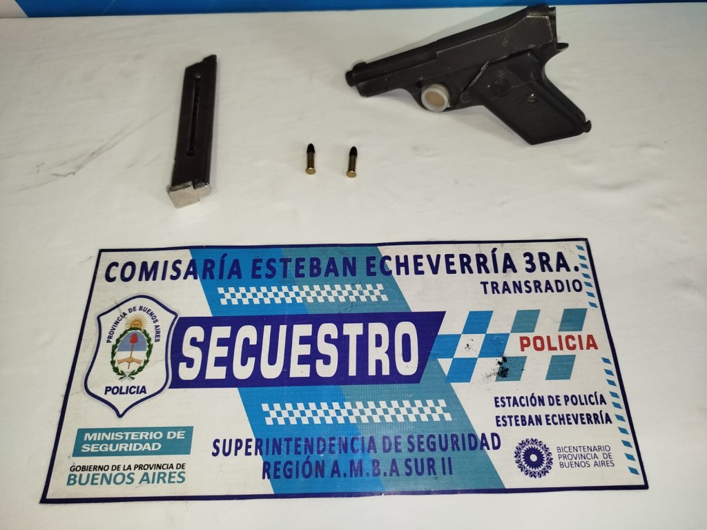 Intentaron robar a punta de pistola en 9 de Abril y fueron atrapados tras una persecución y un allanamiento