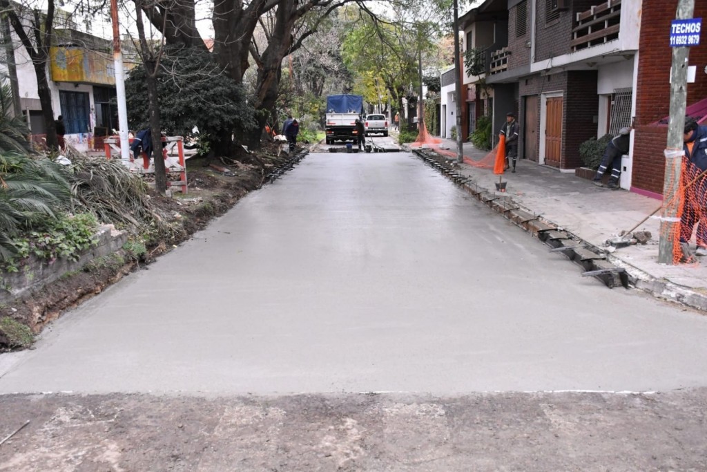 Morón refuerza el mantenimiento urbano con obras de bacheo, luces y espacios públicos en todo el distrito