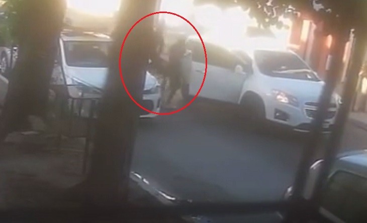 Encerrona y terror en Isidro Casanova: lo apuntaron con un arma y le robaron el auto en plena calle