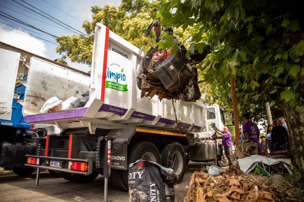 Camiones casa por casa: el operativo municipal que limpió puntos críticos de Quilmes Oeste