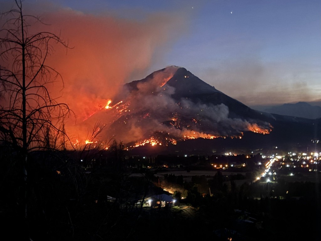 Patagonia devastada: ya se quemaron más de 21 mil hectáreas y la lluvia apenas dio un respiro al avance del fuego