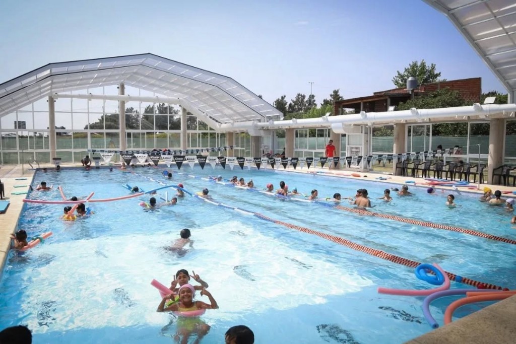 Más chicos y chicas disfrutan del verano en el nuevo natatorio municipal de Solano