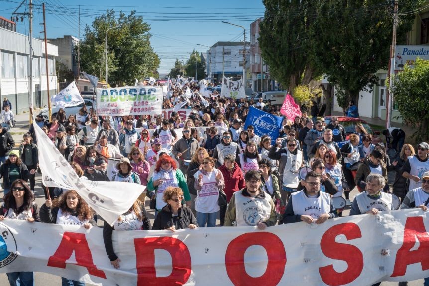 Multa millonaria al gremio docente en Santa Cruz y nuevo foco de tensión a días del inicio de clases