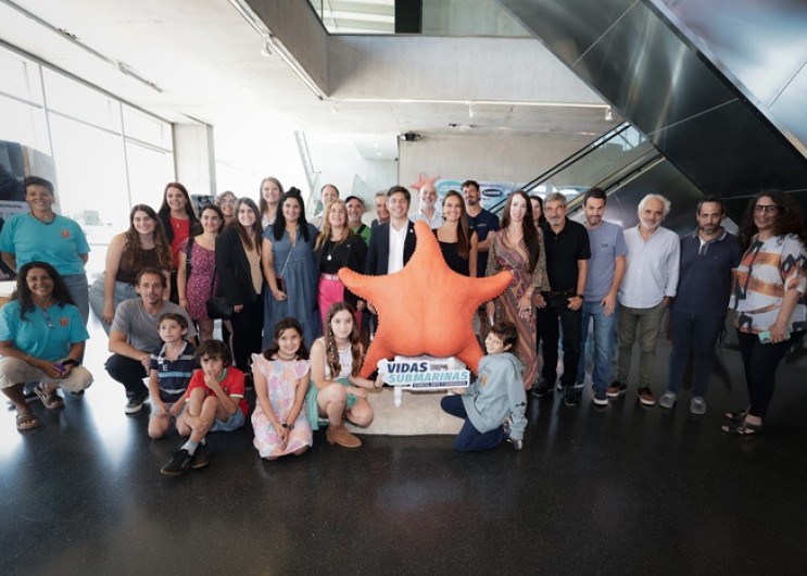 Kicillof se sumergió en el fondo del mar: recorrió una muestra que une ciencia, arte y soberanía en Mar del Plata