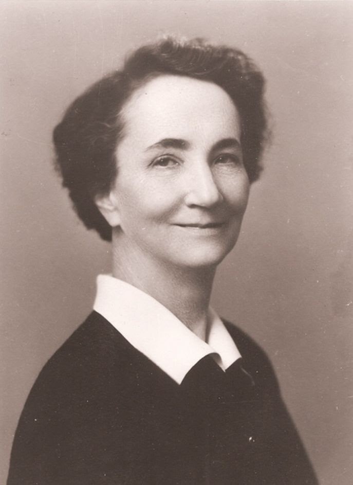  Helen M. Gilkey (1886-1972), estudiando unos hongos que crecen bajo tierra: las trufas