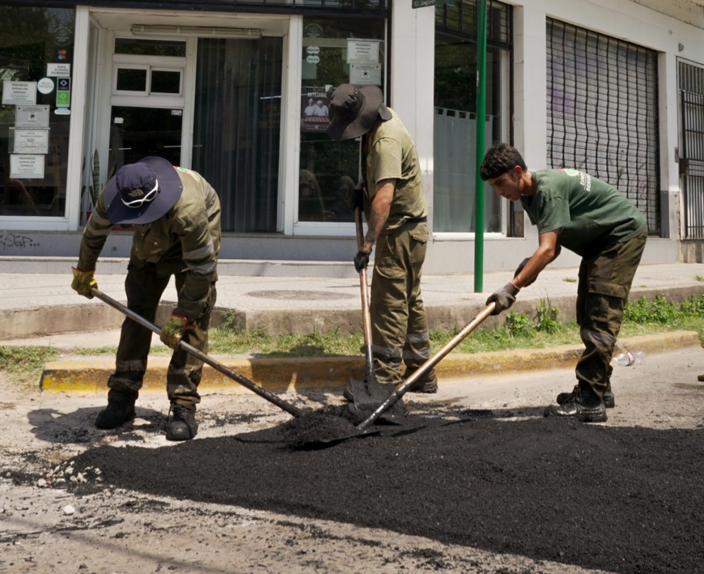 Avanzan nuevas obras de bacheo en El Jagüel para mejorar la circulación