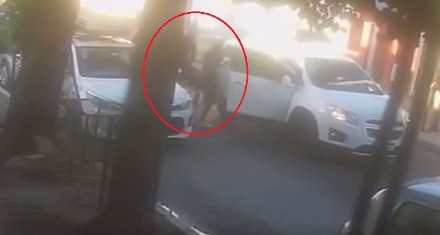 Encerrona y terror en Isidro Casanova: lo apuntaron con un arma y le robaron el auto en plena calle