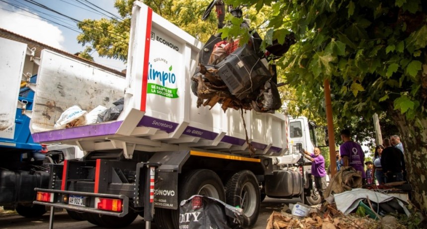 Camiones casa por casa: el operativo municipal que limpió puntos críticos de Quilmes Oeste