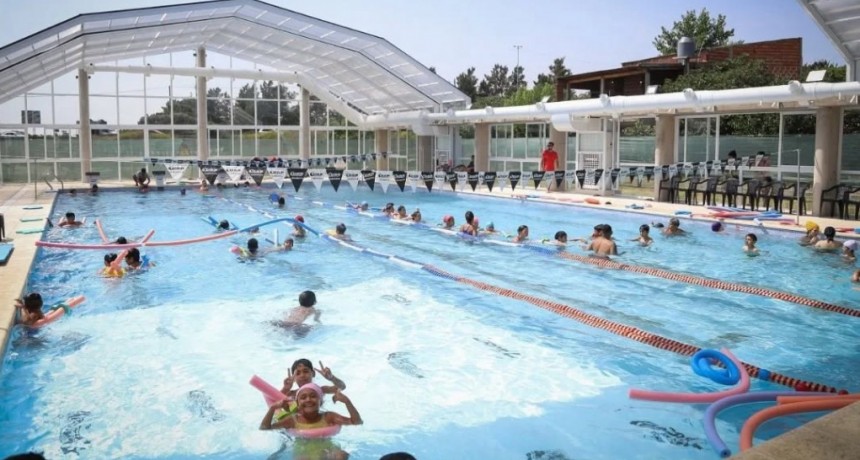 Más chicos y chicas disfrutan del verano en el nuevo natatorio municipal de Solano