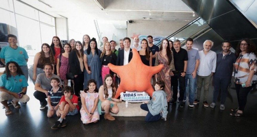 Kicillof se sumergió en el fondo del mar: recorrió una muestra que une ciencia, arte y soberanía en Mar del Plata