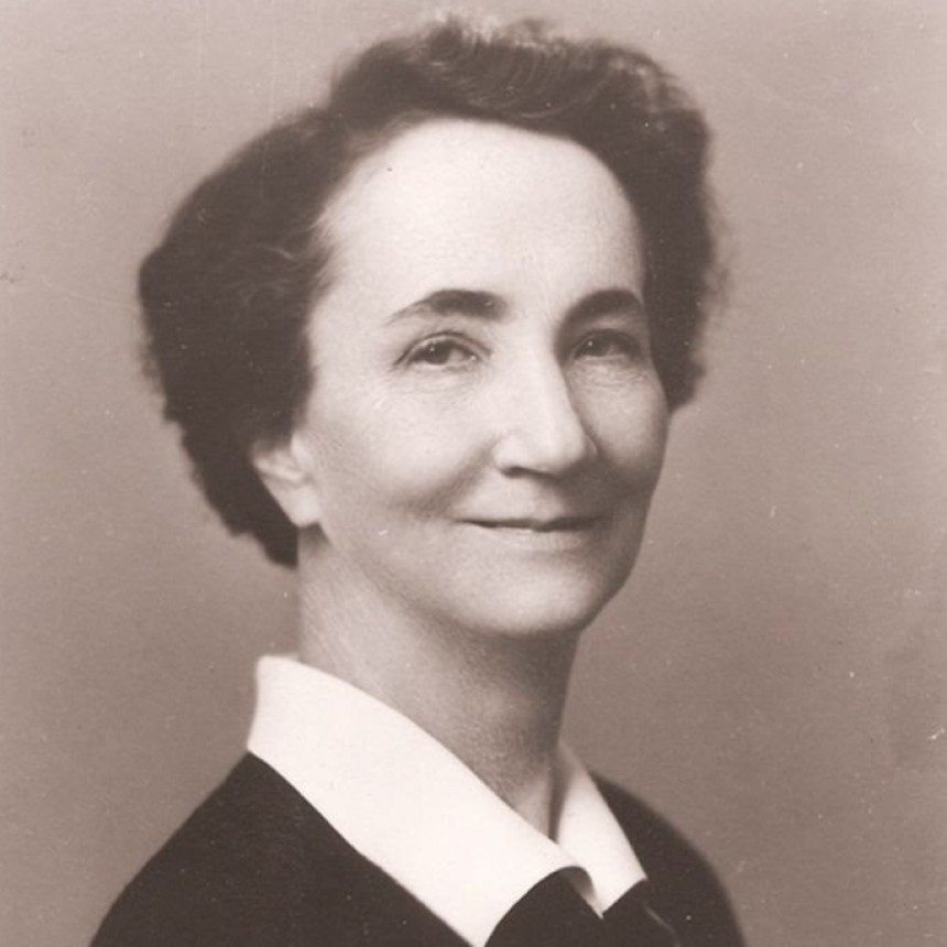  Helen M. Gilkey (1886-1972), estudiando unos hongos que crecen bajo tierra: las trufas