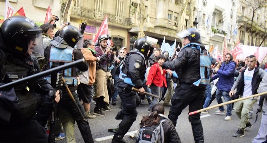 Palos y gas contra jubilados: violenta represión policial en la marcha frente al Congreso dejó heridos