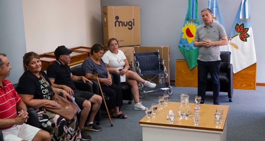 Entrega solidaria en Esteban Echeverría: Fernando Gray asistió a vecinos con problemas de movilidad