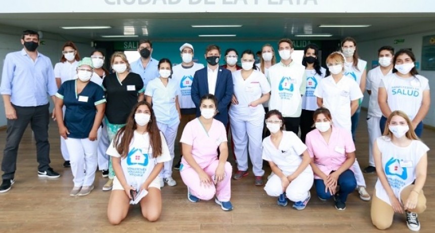 Axel Kicillof visitó el operativo de vacunación en el Estadio Único “Diego Armando Maradona”