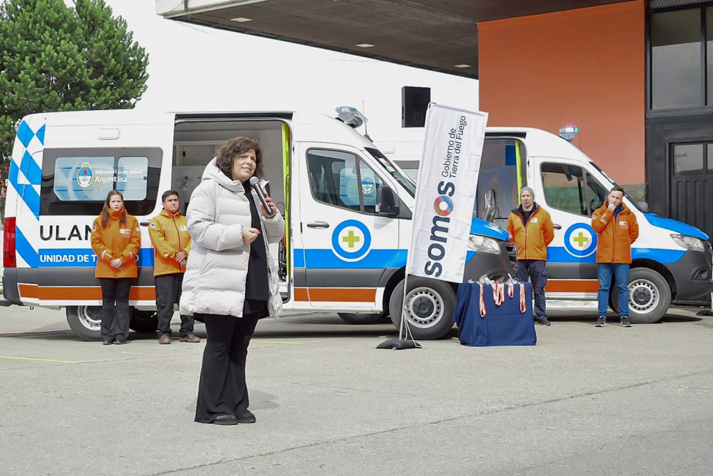 En Tierra del Fuego Vizzotti entregó al gobernador Melella ambulancias para fortalecer el sistema de salud de la provincia