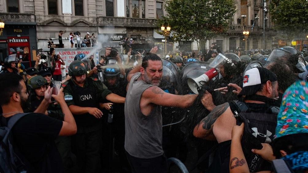Tercera jornada consecutiva de represión policial a manifestantes afuera del Congreso