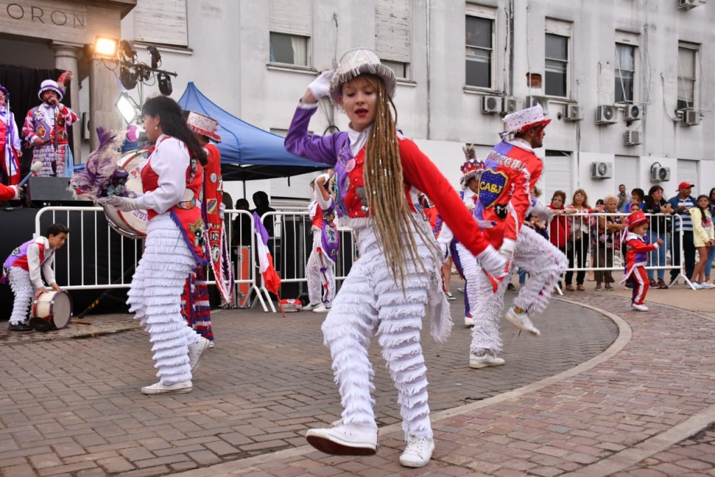 Multitudinario carnaval en Morón: Diversión y alegría para miles