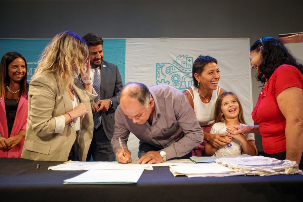 Mayra junto al Ministro Mena en el acto de firma de escrituras: Avances en vivienda