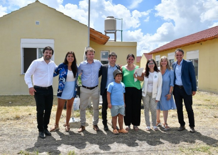 Kicillof entrega viviendas y firma convenios para obras por $1.500 millones