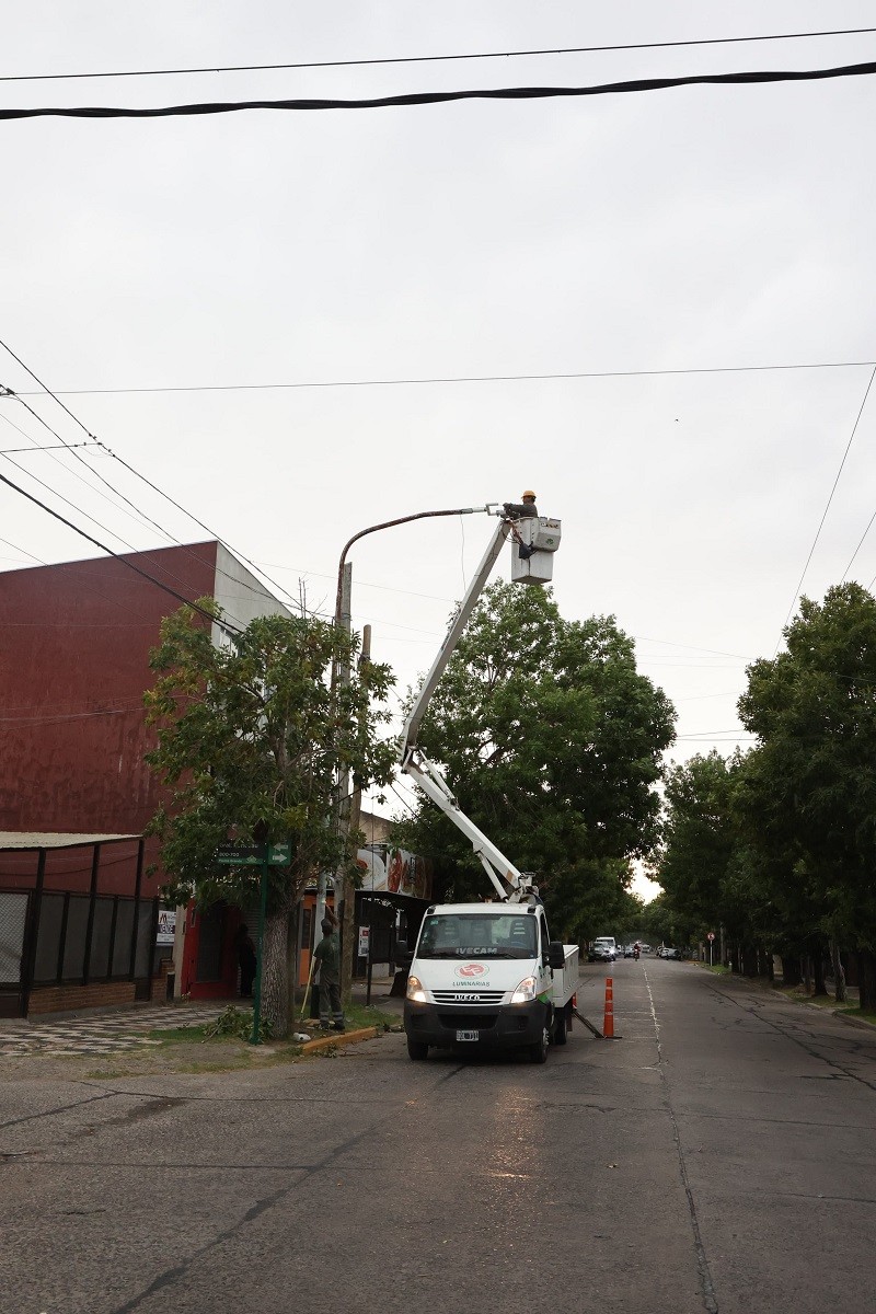 Esteban Echeverría avanza con la instalación de luminarias LED en la vía pública