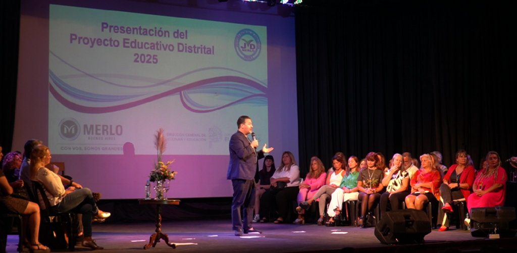 Merlo presentó su Proyecto Educativo Distrital 2025 ante más de 550 docentes