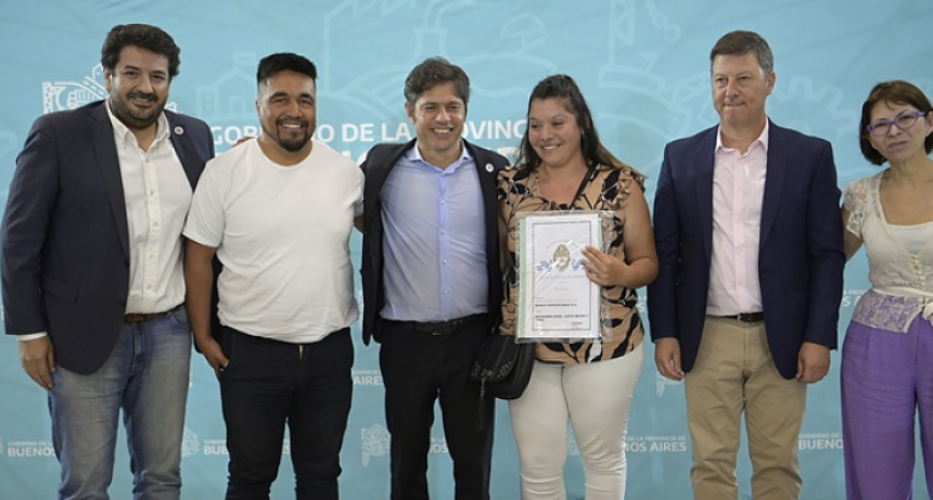 Kicillof entregó escrituras gratuitas a familias de Villarino