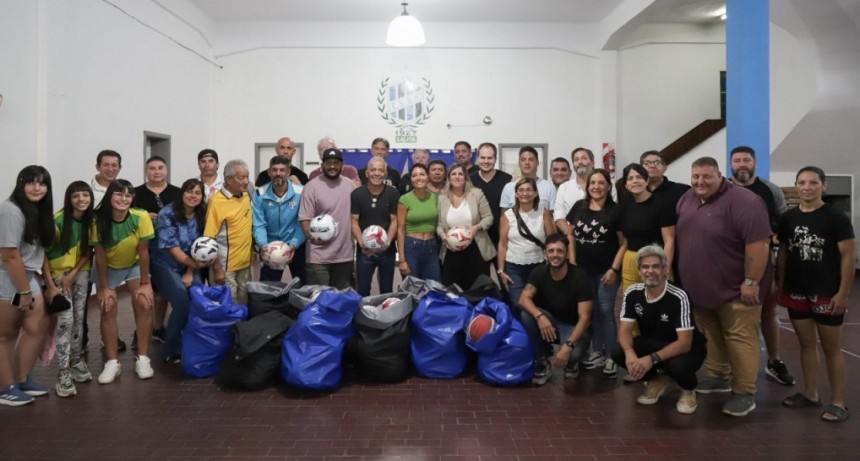 Mayra Mendoza entregó materiales deportivos a clubes de barrio en Quilmes y pidió "unidad para enfrentar las adversidades"