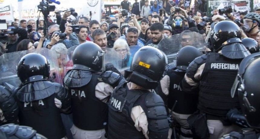 Represión a jubilados durante protesta contra el ajuste y el escándalo de la criptomoneda $LIBRA