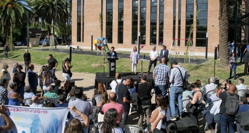 Kicillof inauguró la Casa de la Provincia en Chascomús y entregó más de 500 escrituras gratuitas
