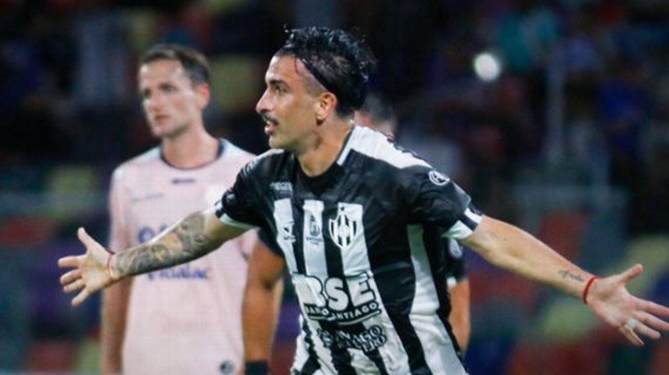 Un cabezazo de Michael Santos le dio a Central Córdoba su primer triunfo en el Apertura
