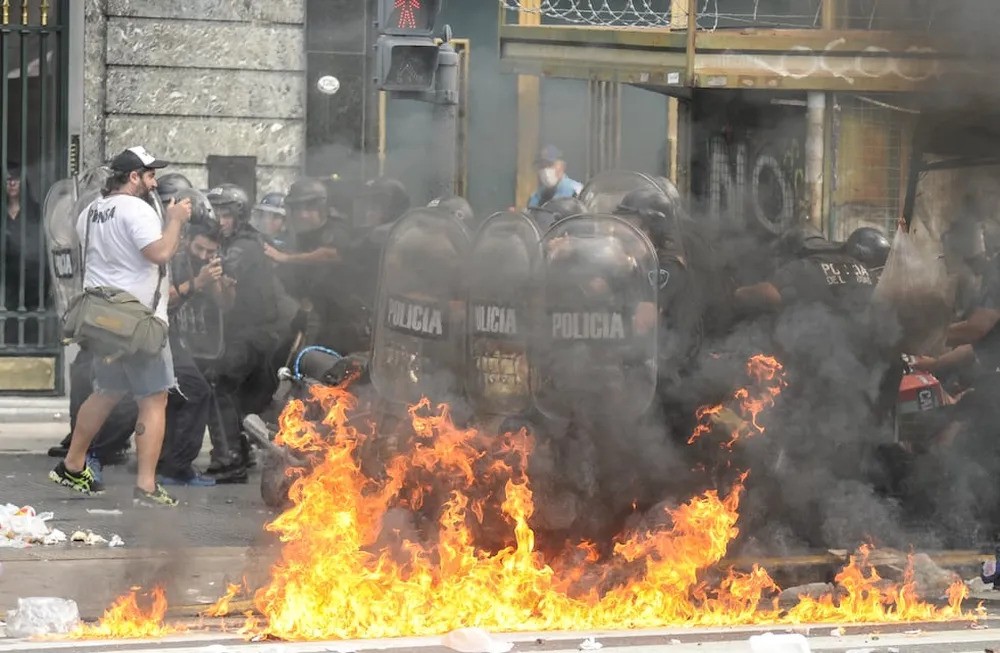 Tensión y gases en el Congreso: el Gobierno confirmó dos detenidos en medio de los incidentes