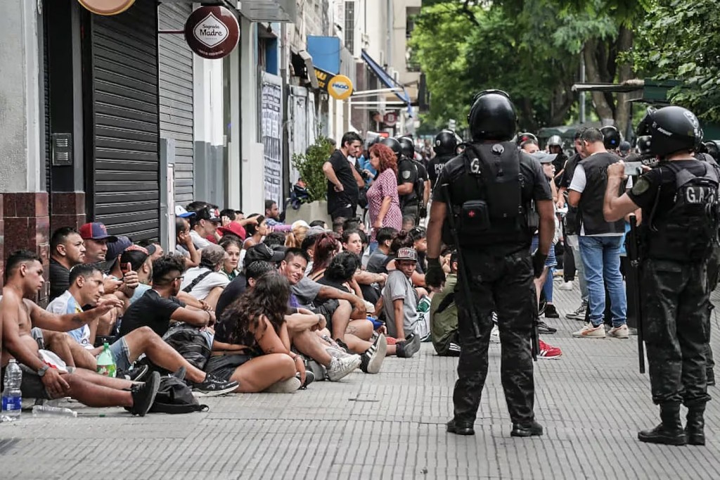 Violenta represión frente al Congreso: más de 300 heridos y 31 detenidos durante la protesta contra la reforma laboral