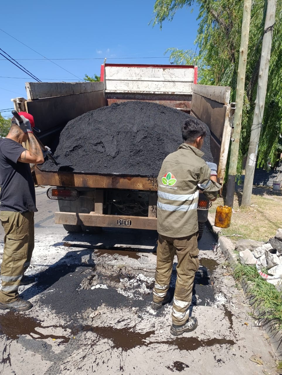 Avanzan las obras en Monte Grande: el Municipio refuerza el bacheo con asfalto caliente