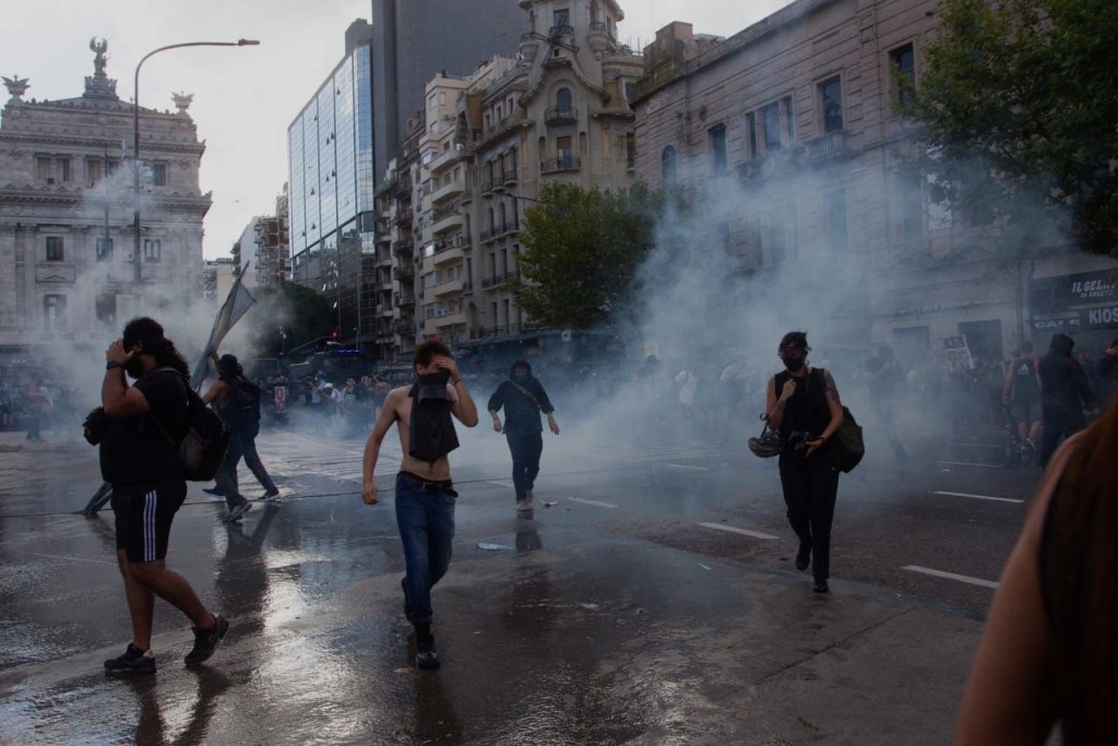 Represión frente al Congreso: la marcha contra la reforma laboral terminó con 70 heridos y más de diez detenidos