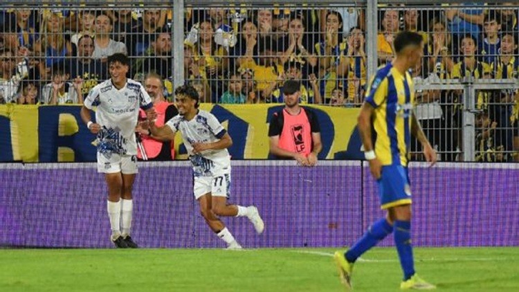 Batacazo en el Gigante: Talleres silenció a Rosario Central y se llevó tres puntos de oro