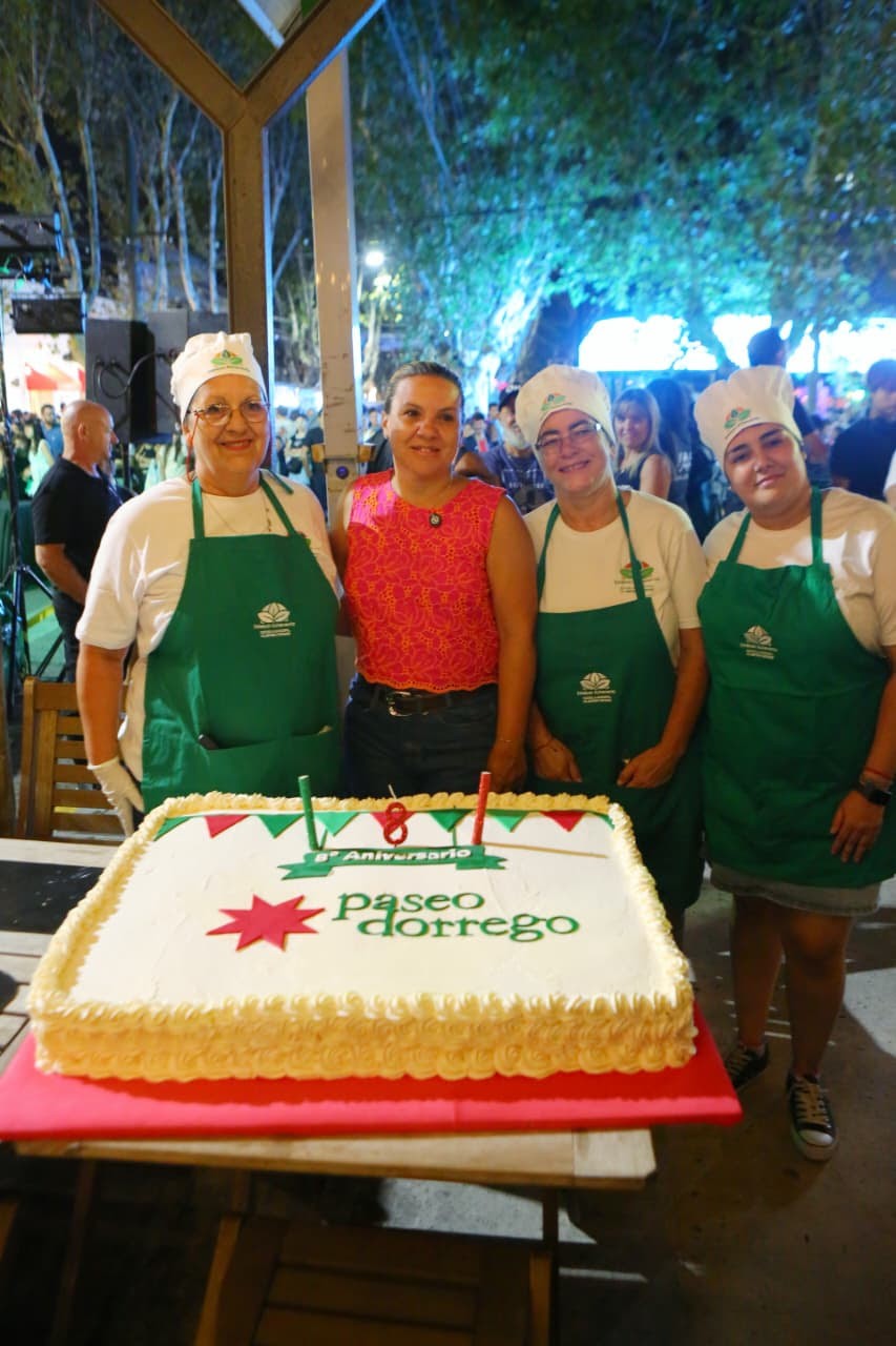 Paseo Dorrego celebró su 8° aniversario con gastronomía, música y una multitud en la calle
