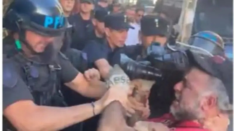 Detuvieron a un camarógrafo en el Congreso y abren sumario al policía: Bullrich tomó distancia del operativo